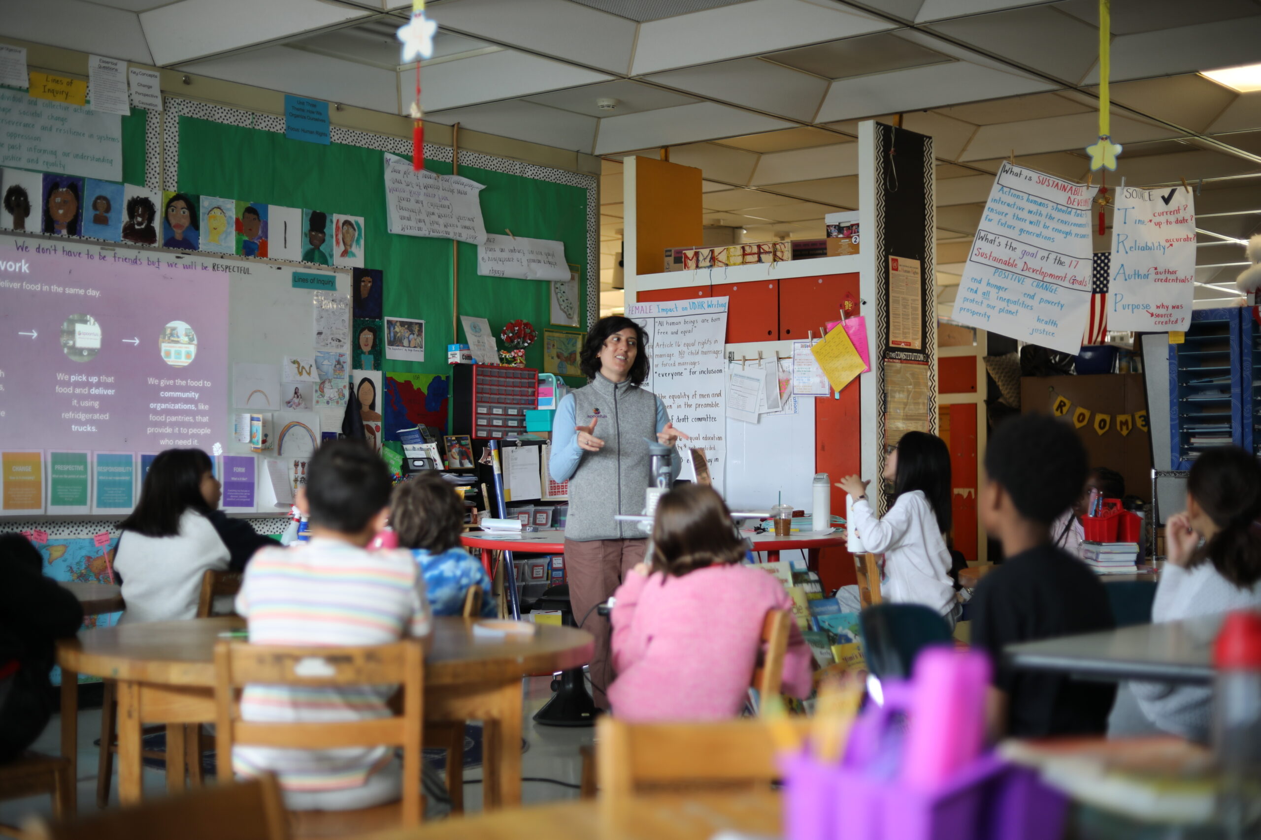 C81A8188 Sarah Cunningham infront of a third and sixth grade class at Edison k-8 for a Pathfinders visit